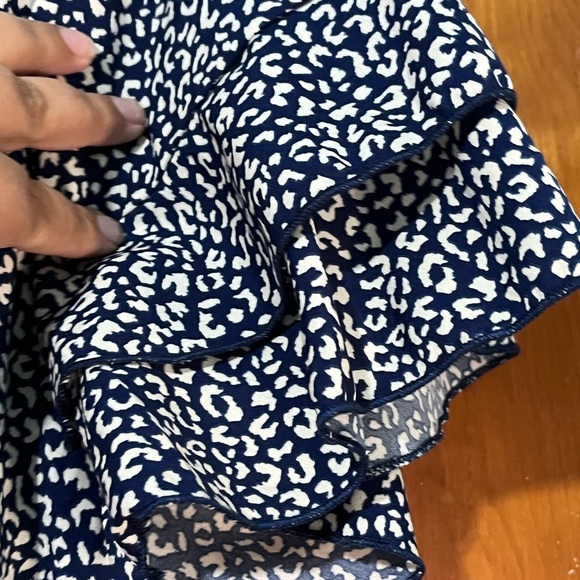 Elegant Navy and White Blouse - Picture 3 of 4